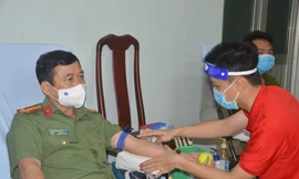 Giám đốc công an tỉnh Sóc Trăng cùng các cán bộ, chiến sĩ hiến máu tình nguyện