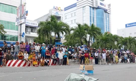 Người phụ nữ làm rơi bao tải chứa xác thai nhi xuống đường