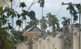 Trước cổng nhà một lãnh đạo tỉnh Sóc Trăng ở huyện Kế Sách có gắn 2 camera - Ảnh: Zing 