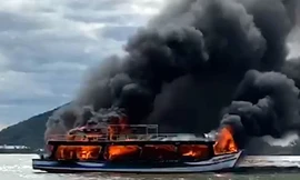 Tàu chở 21 hành khách đi đảo Hải Tặc bốc cháy dữ dội