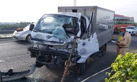 Tông vào đuôi xe tải trên cao tốc TPHCM - Trung Lương, tài xế kẹt cứng trong cabin