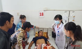 Người đàn ông sống sót thần kỳ sau gần 40 tiếng kẹt trong sà lan chìm