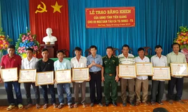 Tặng bằng khen cho 9 ngư dân Việt Nam cứu ngư dân Philippines gặp nạn trên biển