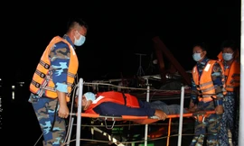 Cảnh sát biển cứu ngư dân bị đột quỵ khi đang đánh bắt trên vùng biển Tây Nam