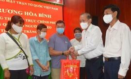 Phó Thủ tướng Trương Hòa Bình tặng quà Tết ở Sóc Trăng