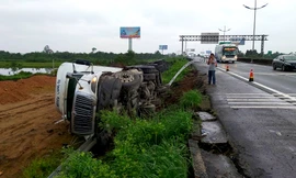 Xe đầu kéo tông sập dải ta-luy trên cao tốc rồi lật ngang 