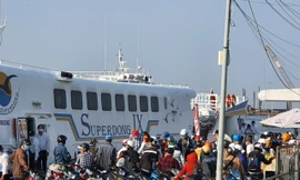 Dòng người chen chân ra đảo Phú Quốc, cảng Rạch Giá quá tải