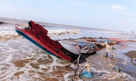 Biên phòng Sóc Trăng cứu 3 thuyền viên người Indonesia trôi dạt trên biển 