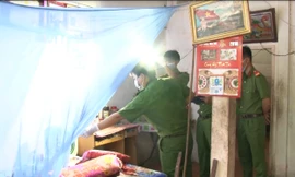 Lực lượng chức năng khám nghiêm hiện trường.