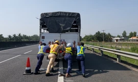 Tài xế dừng xe trên cao tốc TP. HCM – Trung Lương để... ngủ