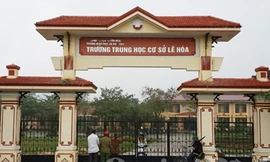 Nổ bom ở trường học, một học sinh chết