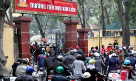 Tắc nghẽn trước cổng trường tiểu học Kim Liên (Đống Đa). Ảnh chụp lúc 17hngayf 1-2