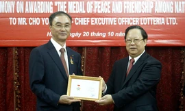 Trao Kỷ niệm chương Hòa bình và Hữu nghị cho TGĐ Lotteria