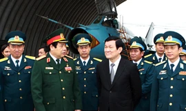 Chủ tịch nước thăm trung đoàn không quân anh hùng