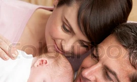 Vợ đẻ, chồng... nghỉ phép nuôi con