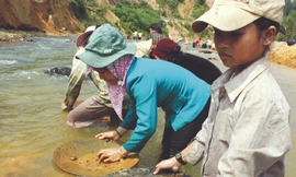 Đoàn người đãi vàng ở một đoạn sông Chơrlang	Ảnh: Nam Cường