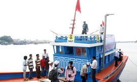 Tặng tàu cá 5 tỷ đồng cho ngư dân Lý Sơn
