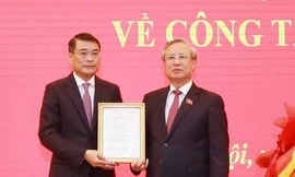 Thường trực Ban Bí thư Trần Quốc Vượng trao quyết định cho ông Lê Minh Hưng (Ảnh: TTXVN)