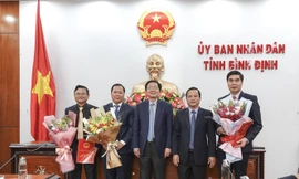 Bí thư Tỉnh ủy Bình Định Hồ Quốc Dũng (ở giữa) tặng hoa tân chủ tịch và các phó chủ tịch.