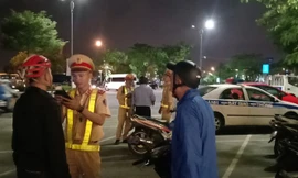 Cảnh sát giao thông đo nồng độ cồn (ảnh minh họa)