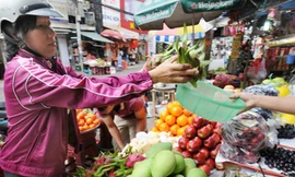 Chọn mua trái cây trong nước tại chợ Nguyễn Tri Phương, Q.10, TP.HCM (ảnh chụp chiều 18-1) - Ảnh: M.ĐỨC