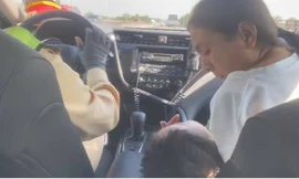 CSGT dùng xe đặc chủng đưa cháu bé sốt co giật trên cao tốc đi cấp cứu