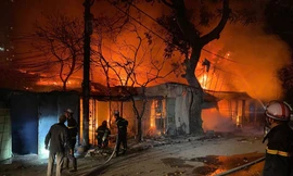 Hà Nội: Cháy lớn tại dãy nhà chứa hàng hóa trên đường Hồ Tùng Mậu