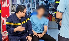 Hà Nội: Cảnh sát giải cứu nam thanh niên ngồi trên lan can cầu vượt 