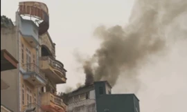 Hà Nội: Cháy ngùn ngụt tại tầng tum ngôi nhà 9 tầng 