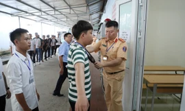 Hình ảnh ngày đầu công an Hà Nội tổ chức kỳ sát hạch cấp giấy phép lái ô tô