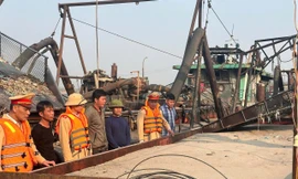 Cục Cảnh sát giao thông bắt giữ loạt tàu hút trộm cát trên sông Hồng dịp cuối năm