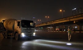 Hà Nội: CSGT xử lý loạt xe ô tô 'độ' đèn, còi