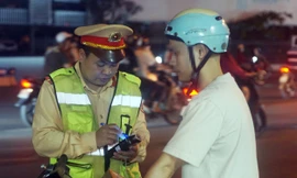 Hà Nội: Uống 4 cốc bia xong đi giao hàng cho vợ, nam tài xế xe máy bị phạt nặng