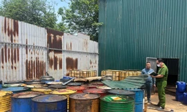 Hà Nội: Khởi tố vụ xưởng sản xuất dầu tái chế đổ trộm chất thải nguy hại