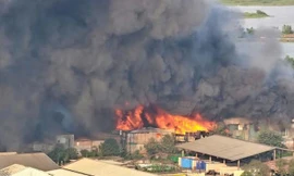 Đang cháy lớn tại dãy kho xưởng ở Hà Nội, cột khói kéo dài hàng trăm mét