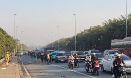 Hà Nội: Xe tải va chạm xe máy, 3 người tử vong