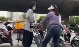 Xác minh vụ cô gái đứng chờ xe bị người bán trà đá vỉa hè xua đuổi 