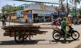 Hà Nội: Xử lý loạt tài xế xe máy tự chế 'rơ moóc' kéo hàng cồng kềnh