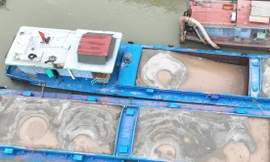 CSGT Hà Nội phát hiện loạt tàu chở cát không rõ nguồn gốc trên sông Hồng