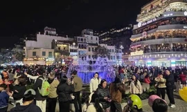 CSGT Hà Nội đề nghị người dân không dừng đỗ xe chụp ảnh toà nhà Hàm Cá Mập