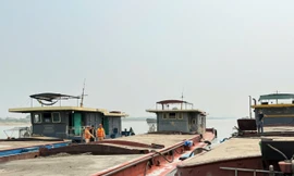 CSGT Hà Nội phát hiện 3 tàu chở gần 1.000m3 cát không rõ nguồn gốc