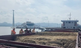 Bắt giữ tàu chở cát không rõ nguồn gốc từ biển vào nội địa