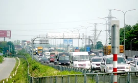Chưa hết ngày nghỉ lễ, các phương tiện ùn tắc kéo dài hàng km tại cửa ngõ Thủ đô