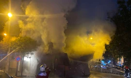 Hà Nội: Gara ô tô chìm trong lửa