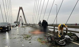 Hà Nội: Tai nạn trên cầu Nhật Tân lúc sáng sớm, 1 người tử vong