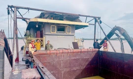 Cảnh sát giao thông vạch trần thủ đoạn hút trộm cát tinh vi trên sông Hồng