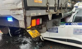 Taxi bất ngờ tông vào đuôi ô tô tải, tài xế tử vong tại chỗ