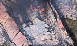 Khu xưởng tại Hà Nội cháy dữ dội, khói đen cuồn cuộn cao hàng chục mét