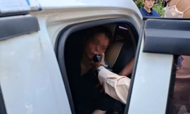 Cảnh sát kiểm tra nồng độ cồn, ma túy đối với nữ tài xế ô tô tông loạt xe máy ở Hà Nội