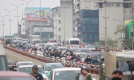 Phương tiện 'chen chân' ở cửa ngõ Thủ đô trước ngày nghỉ Tết